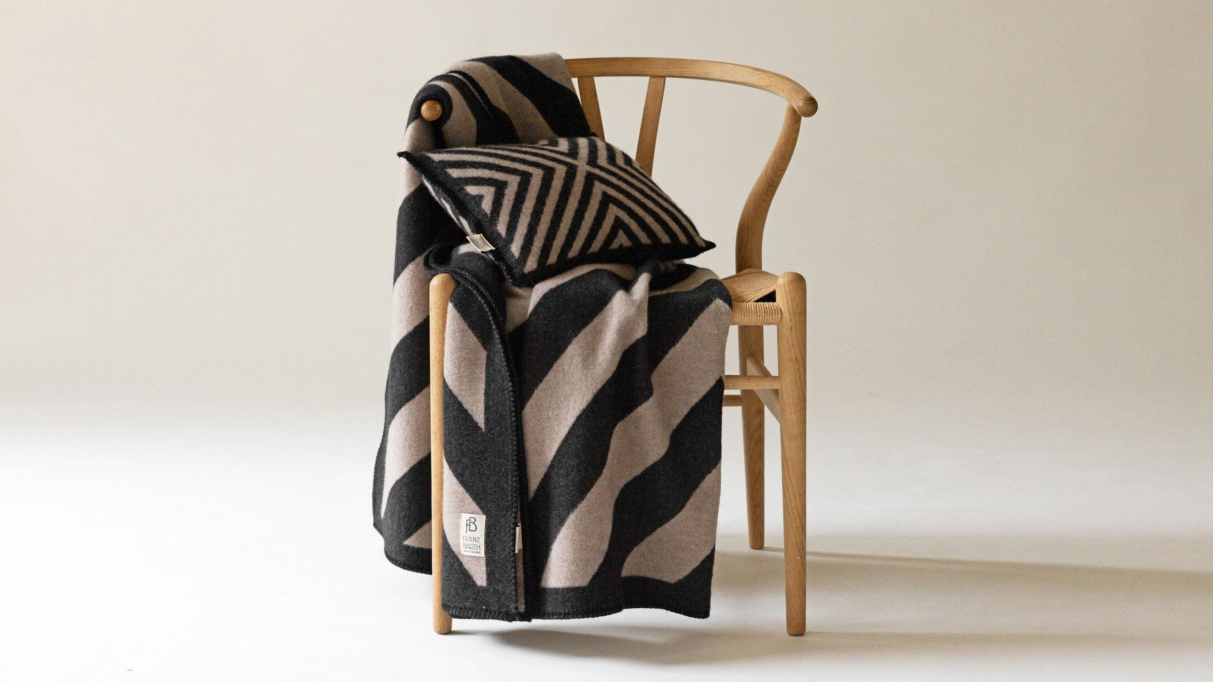 Franz Barth Decke  und Kissen Pontresina auf einem Stuhl