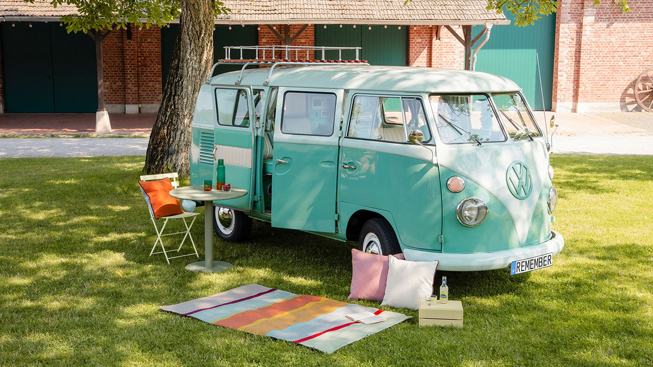 Campingbus an einem gemütlichen Platz