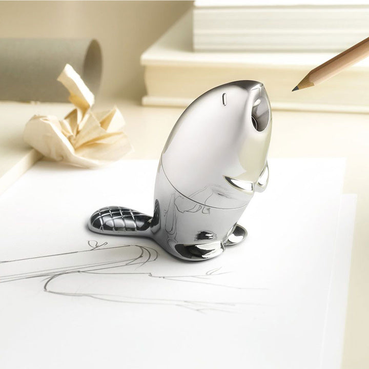 Alessi Anspitzer Kastor in Form eines Bibers Chrom mit Auffangbehälter auf Schreibtisch