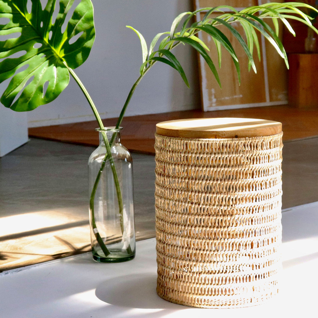 Rattan Beistelltisch Basker klein rund in einem Zimmer fiolini