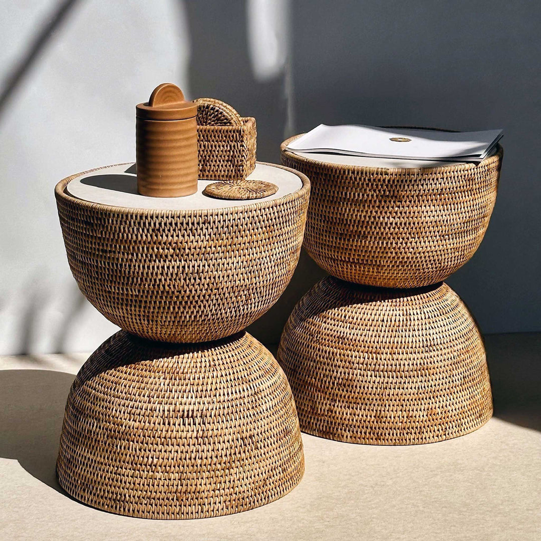 2 Rattan Beistelltische Hourglass rund Ø 38 x H 45 cm mit Betonplatte fiolini dekoriert