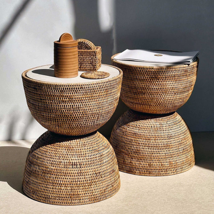 2 Rattan Beistelltische Hourglass rund Ø 38 x H 45 cm mit Betonplatte fiolini dekoriert