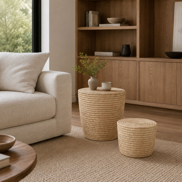 Beistelltisch-Set Mumbo rund aus Palmenfaser in einem Wohnzimmer neben einem Sofa