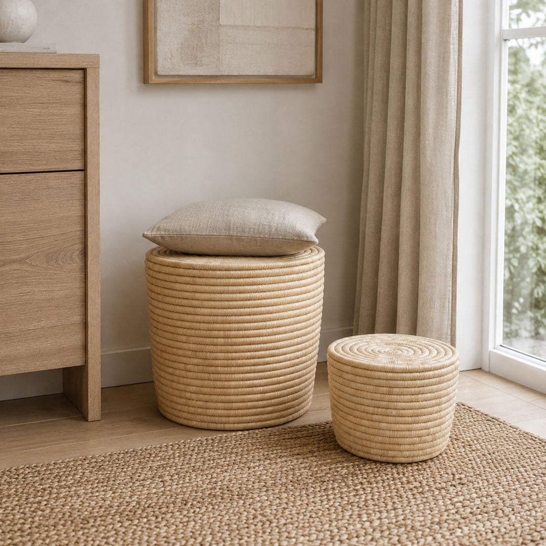 Beistelltisch-Set Mumbo rund aus Palmenfaser in einem Zimmer neben als Hocker mit Kissen