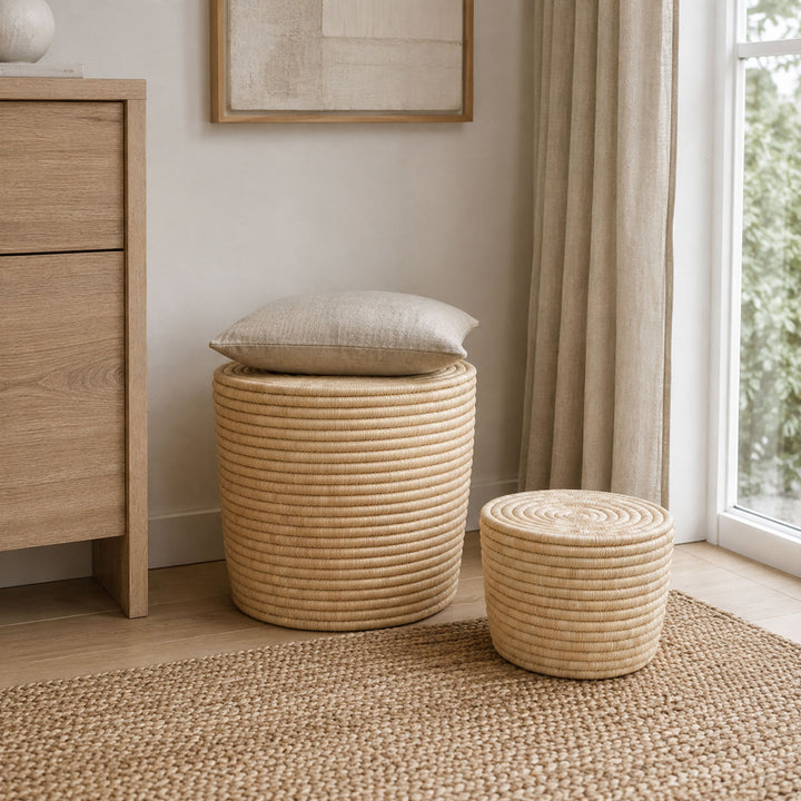 Beistelltisch-Set Mumbo rund aus Palmenfaser in einem Zimmer neben als Hocker mit Kissen