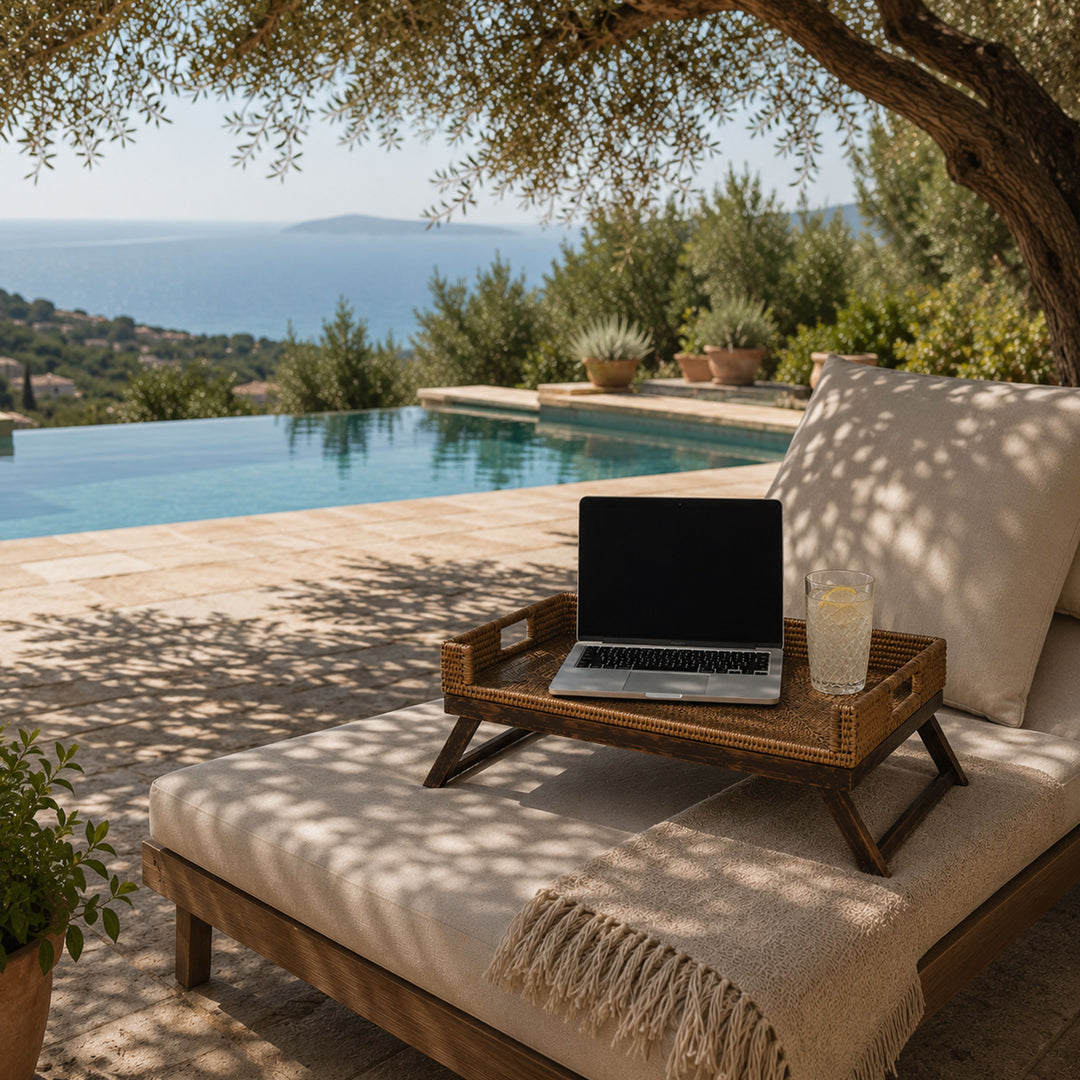 Fiolini Betttablett Rattan antique brown mit Laptop am Pool