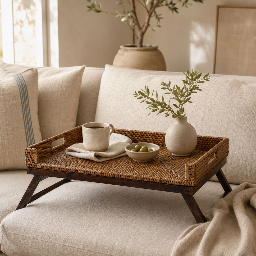 Fiolini Betttablett Rattan antique brown auf dem Sofa