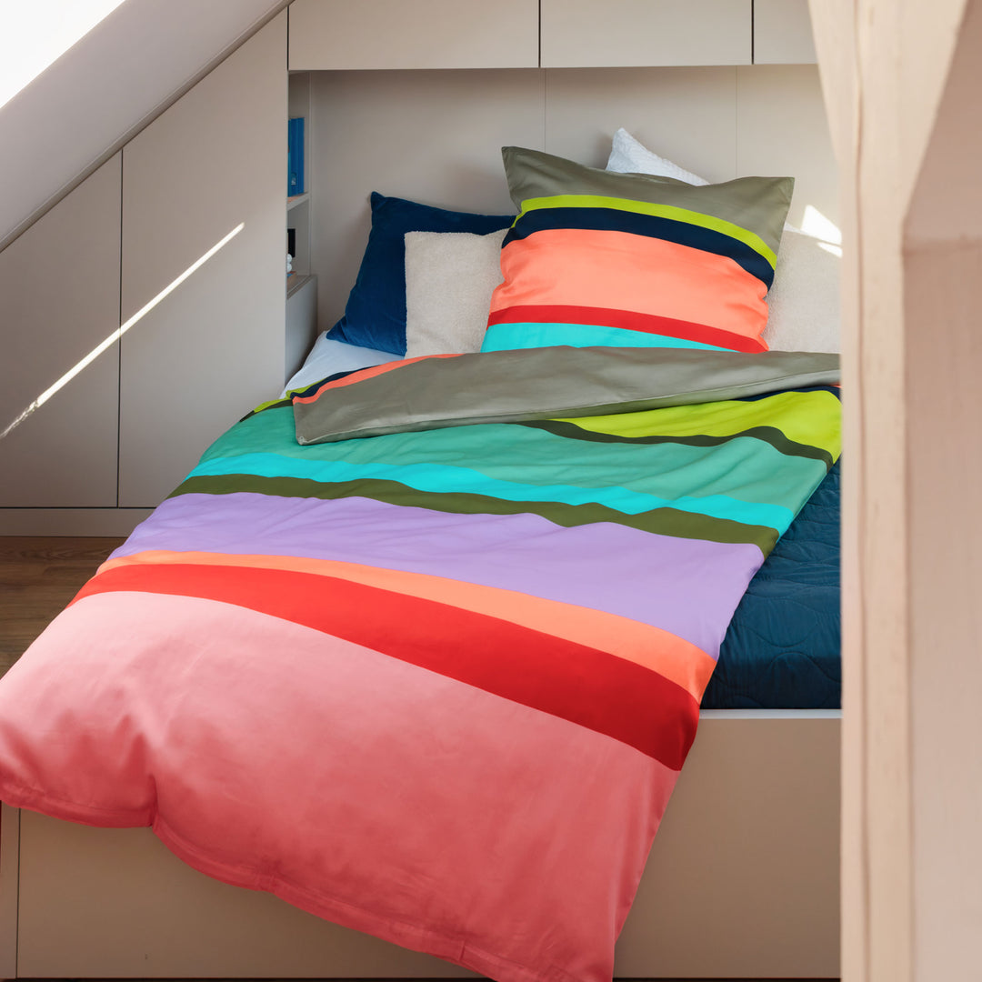 REMEMBER Bettwäsche RIVA Mako-Satin 135 × 200 cm in einem Bett