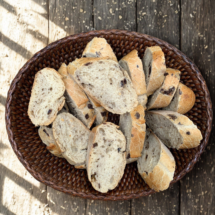 Brotkorb Rattan oval mit Baugettebrotscheiben
