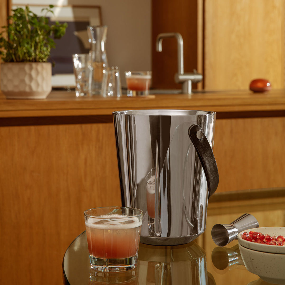 Rosendahl Grand Cru Champagnerkühler auf Tisch mit Glas 