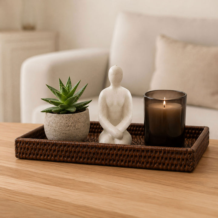 Rattan Dekotablett Rechteckig Klein Dark Mokka fiolini dekoriert mit Kerze, Pflanze und Skulptur