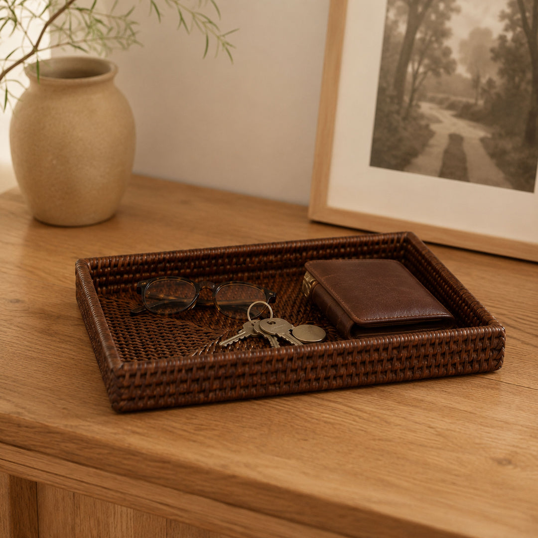 Fiolini Rattan Dekotablett Rechteckig Klein Dark Mokka im Eingangsbereich mit Schlüssel, Brieftasche und Brille