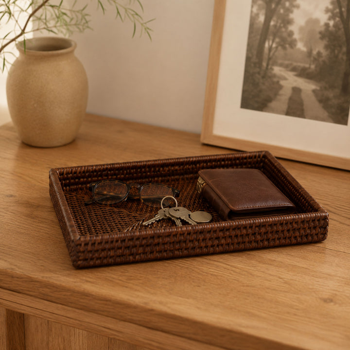 Fiolini Rattan Dekotablett Rechteckig Klein Dark Mokka im Eingangsbereich mit Schlüssel, Brieftasche und Brille