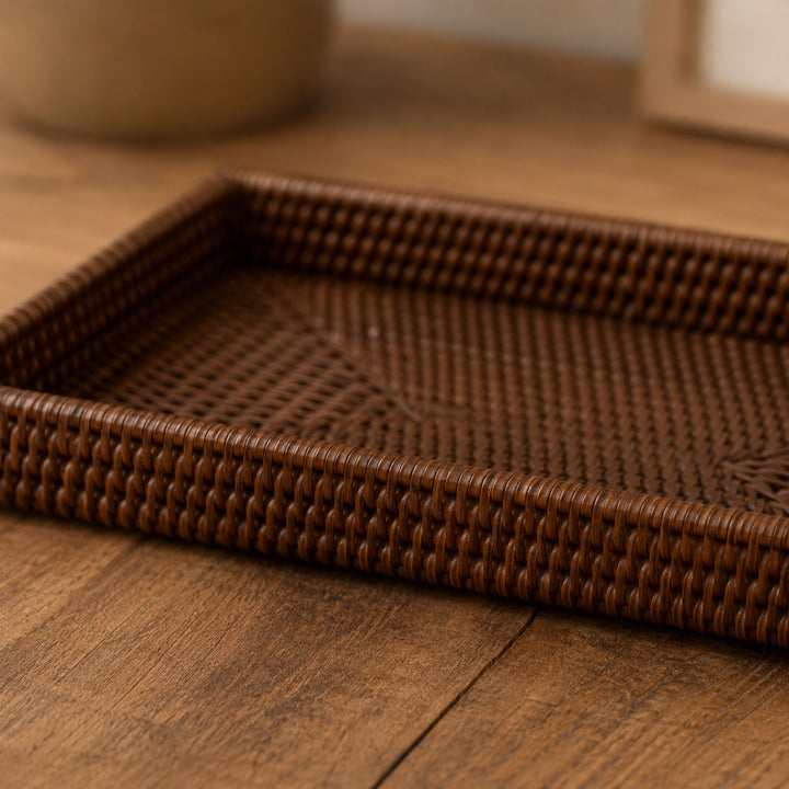 Fiolini Rattan Dekotablett Rechteckig Klein Dark Mokka auf einem Holztisch