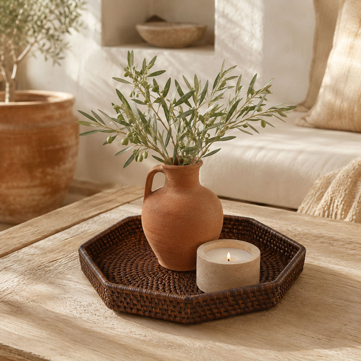 Rattan Dekotablett Sechseckig Dark Mokka fiolini im Wohnbereich mit Kerze und Vase