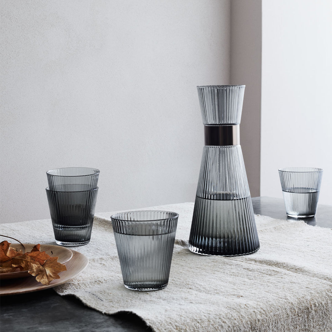 Rosendahl Grand Cru Wassergläser Smoke Set mit Karaffe auf einem Tisch
