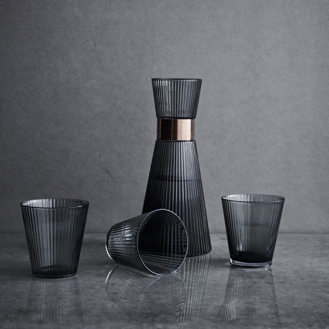 Rosendahl Grand Cru Wasserkaraffe Smoke mit Wassergläsern auf Marmortisch