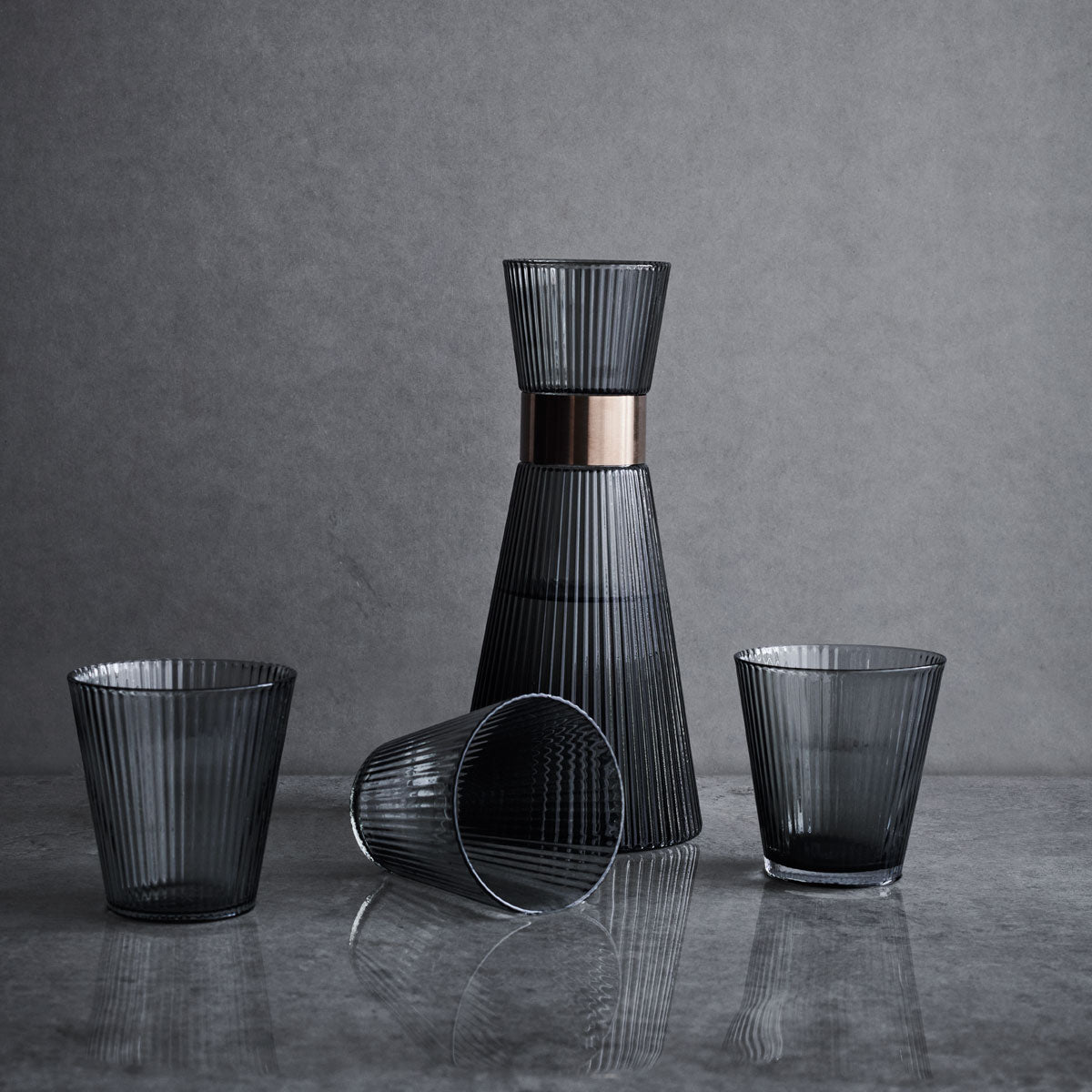 Rosendahl Grand Cru Wasserkaraffe Smoke mit Wassergläsern auf Marmortisch