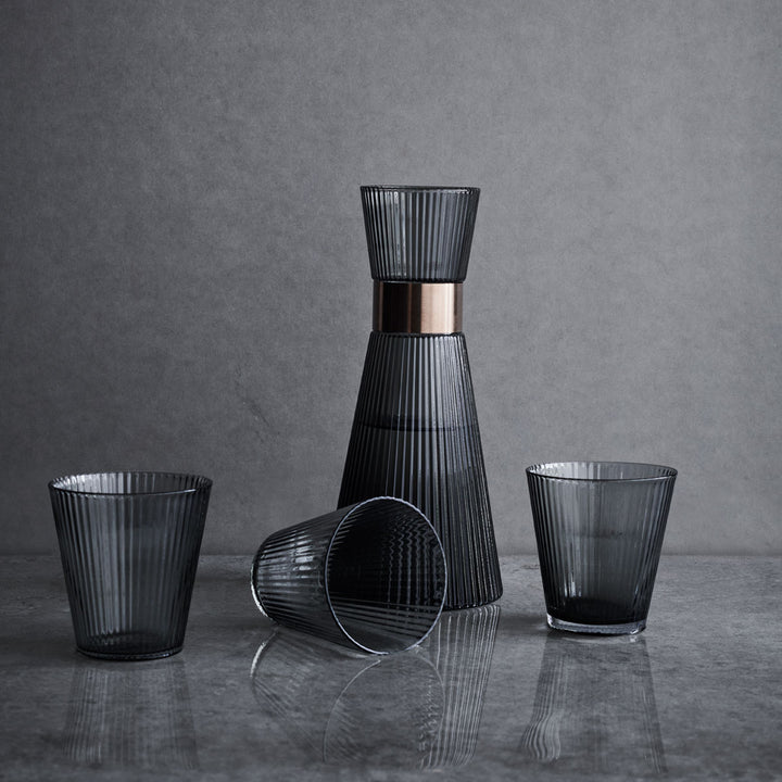Rosendahl Grand Cru Wasserkaraffe Smoke mit Wassergläsern auf Marmortisch