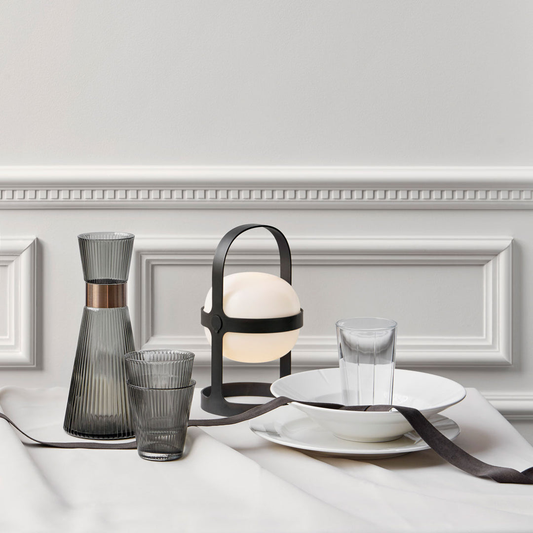 Rosendahl Grand Cru Wasserkaraffe Smoke auf dem Tisch mit Soft Spot Leuchte