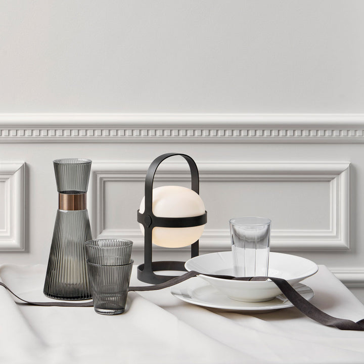 Rosendahl Grand Cru Wasserkaraffe Smoke auf dem Tisch mit Soft Spot Leuchte