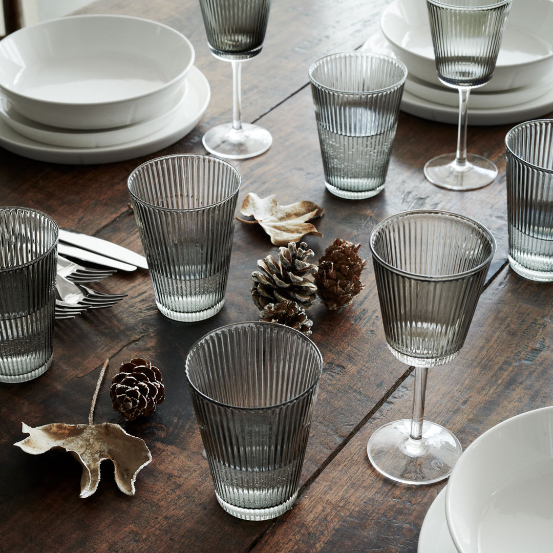 Rosendahl Grand Cru Weingläser Smoke auf einem gedeckten Tisch