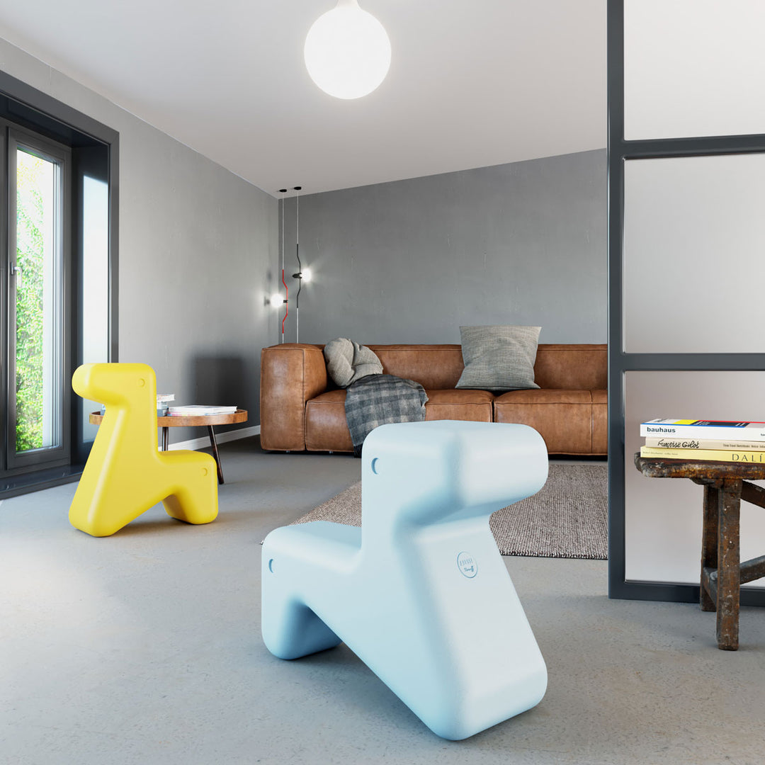 Alessi Kinderstuhl Doraff Gelb und hellblau aus Kunststoff im Wohnzimmer