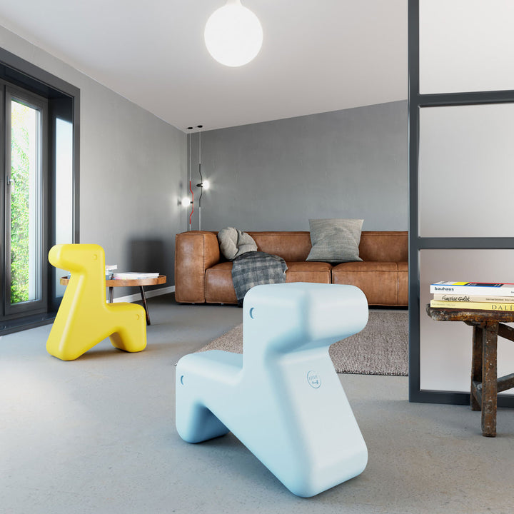 Alessi Kinderstuhl Doraff Gelb und hellblau aus Kunststoff im Wohnzimmer