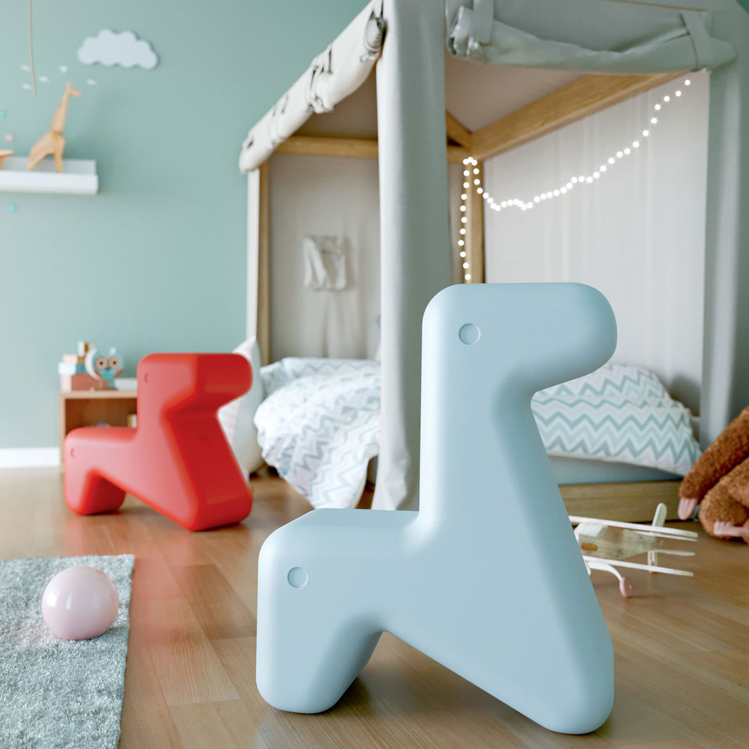 Alessi Kinderstuhl Doraff Rot und hellblau im Kinderzimmer