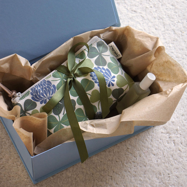 Gyllstad Kulturtasche Glücksklee M grün in einer Geschenkbox