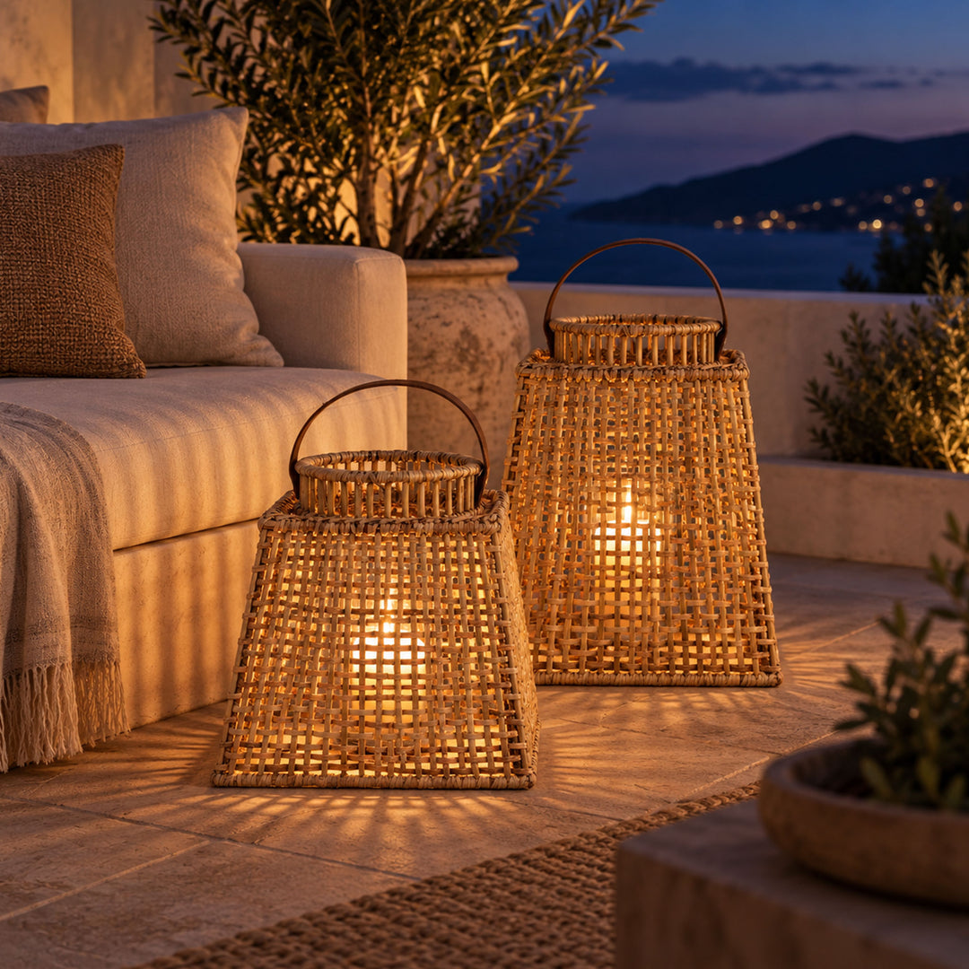 Fiolini Rattan Laterne Soho Eckig Natur beleuchtet auf einer Terrasse