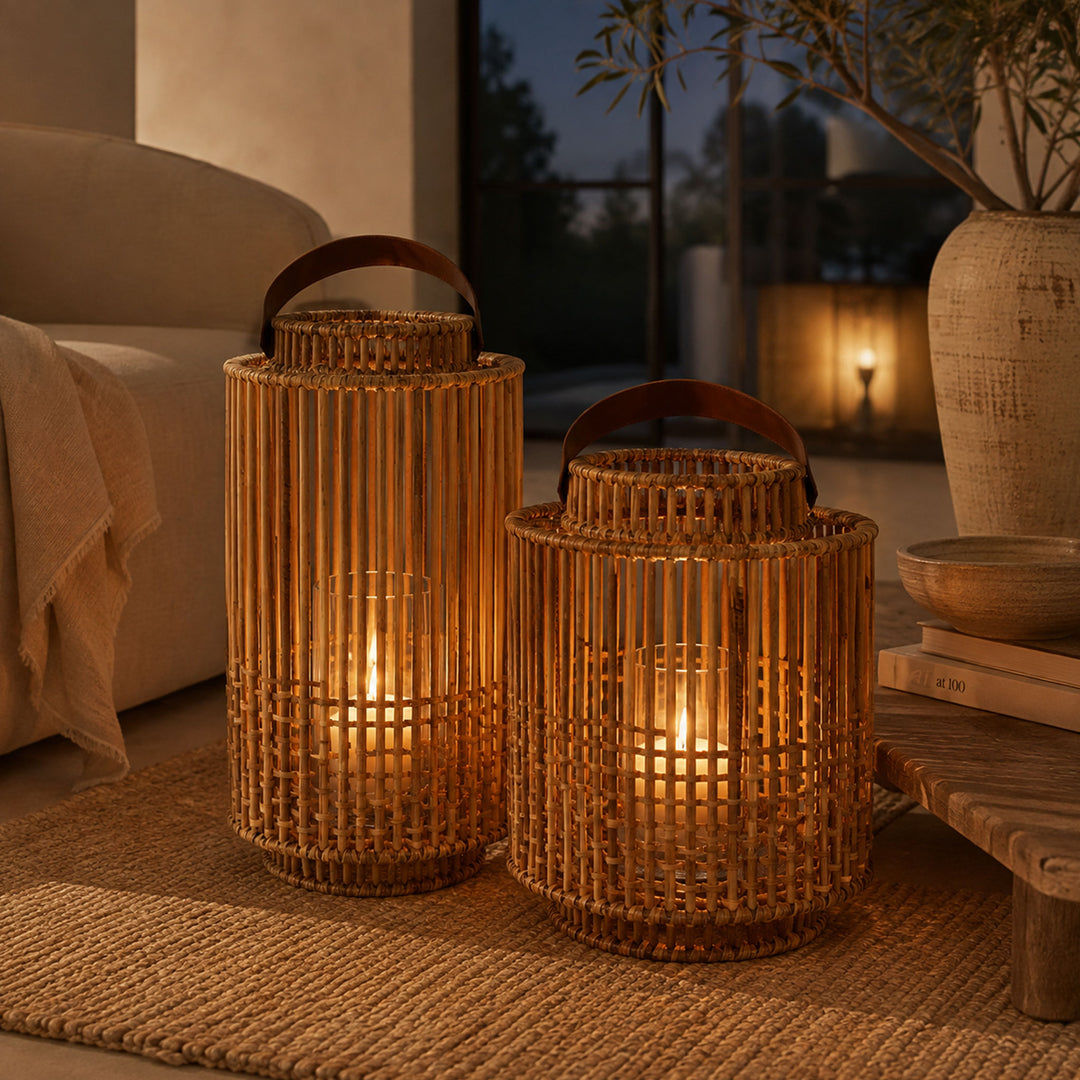 Fiolini Rattan Laterne Soho Rund Natur beleuchtet im Wohnzimmer