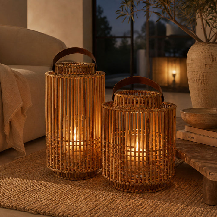 Fiolini Rattan Laterne Soho Rund Natur beleuchtet im Wohnzimmer