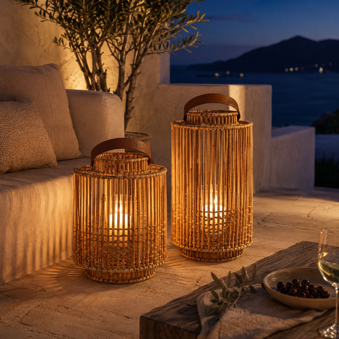 Fiolini Rattan Laterne Soho Rund Natur beleuchtet auf der Terrasse