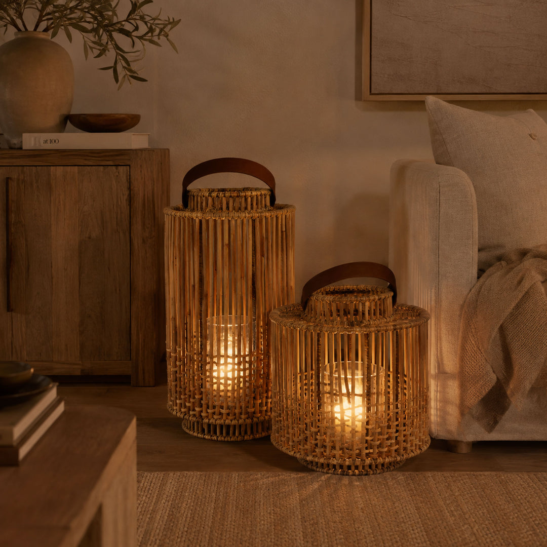 Fiolini Rattan Laterne Soho Rund Natur beleuchtet in einem Zimmer