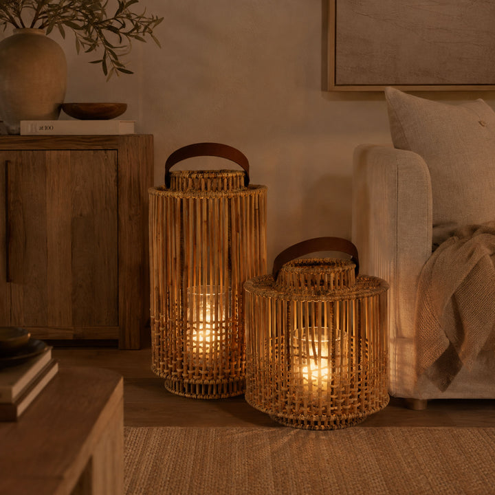 Fiolini Rattan Laterne Soho Rund Natur beleuchtet in einem Zimmer