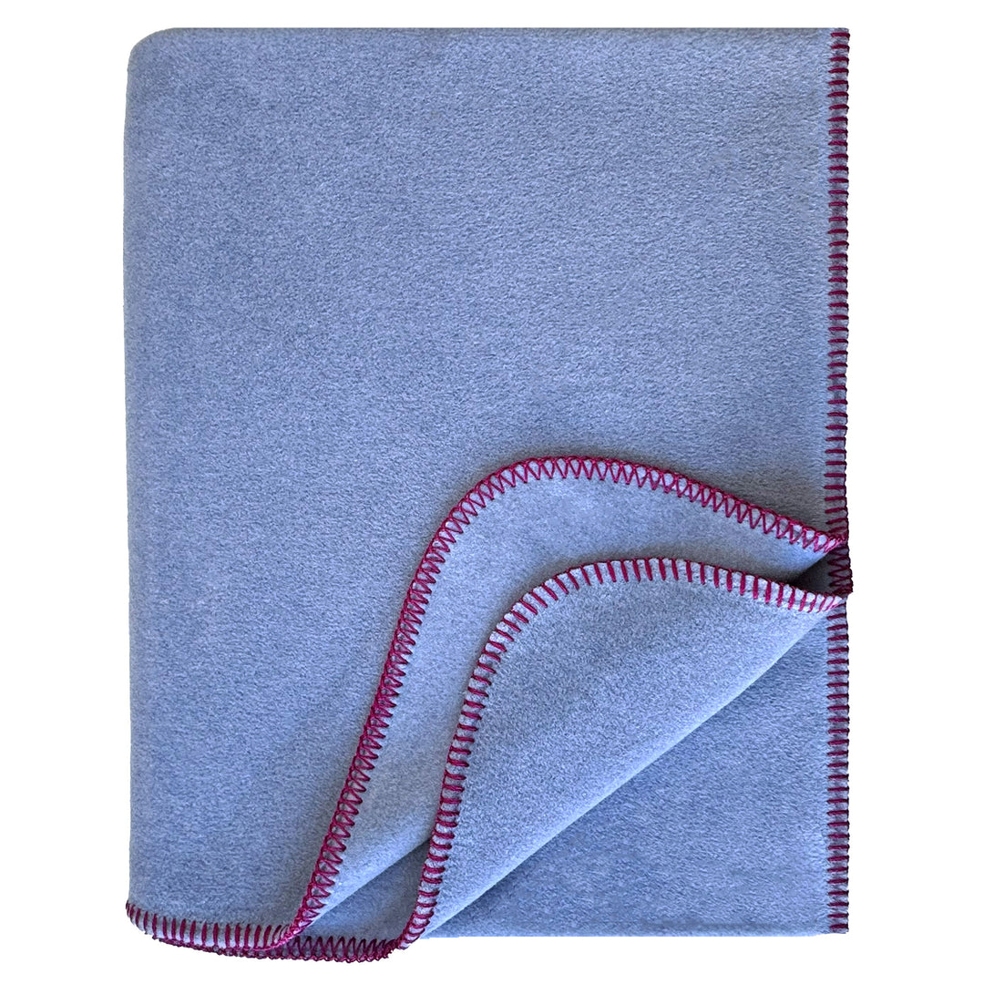 Eagle Products Fleecedecke LISSY 160 × 200 cm hellblau mit farbiger Kontrastnaht in magenta