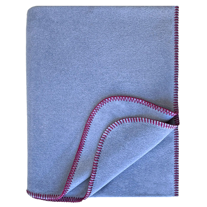 Eagle Products Fleecedecke LISSY 160 × 200 cm hellblau mit farbiger Kontrastnaht in magenta