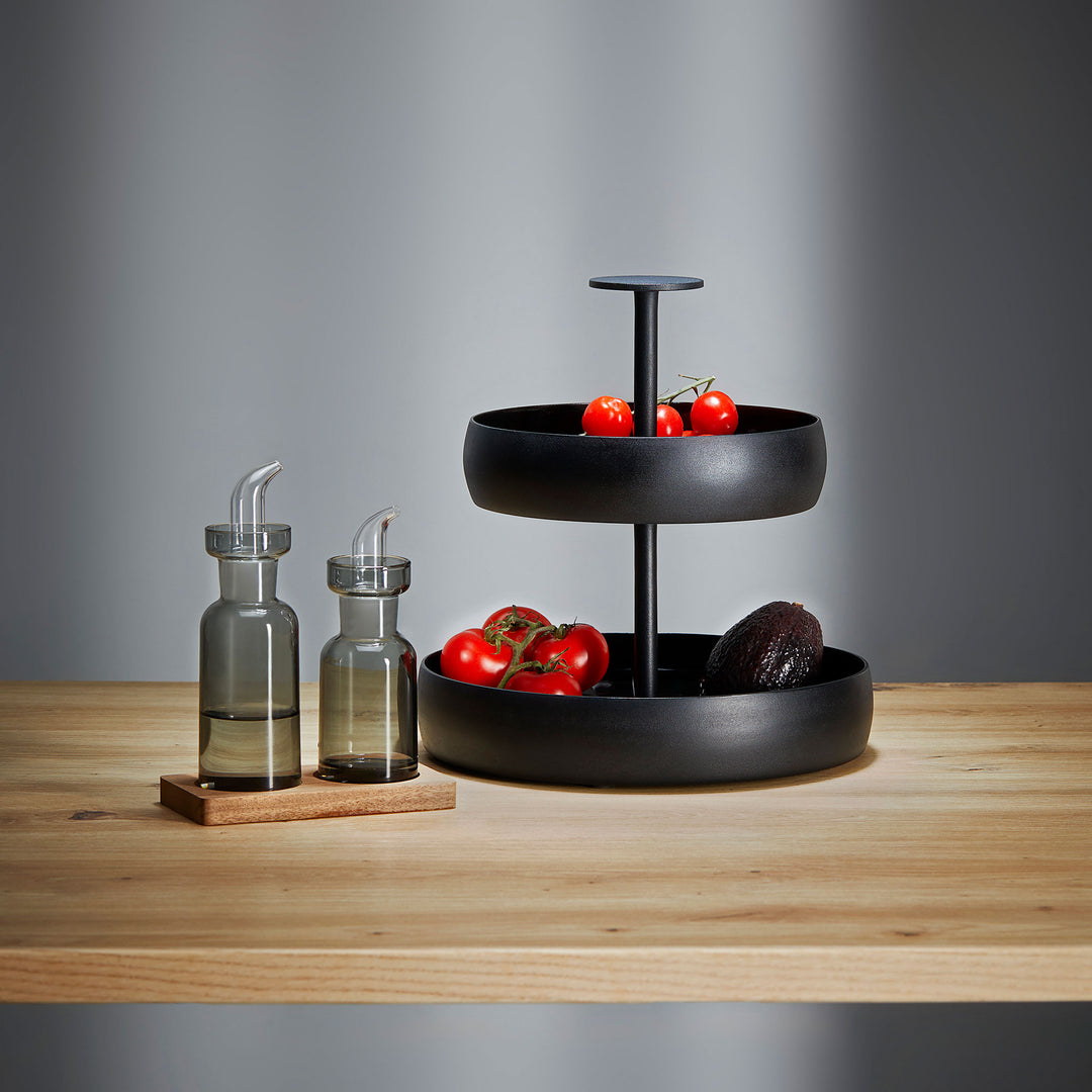 Philippi Etagere Negretto S Zweistöckig Aluminium schwarz auf einem Tisch