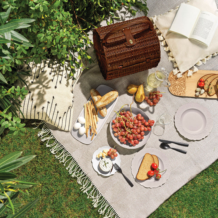 Alessi Picknick-Set Dressed En Plein Air für 4 Personen auf einer Decke beim picknick