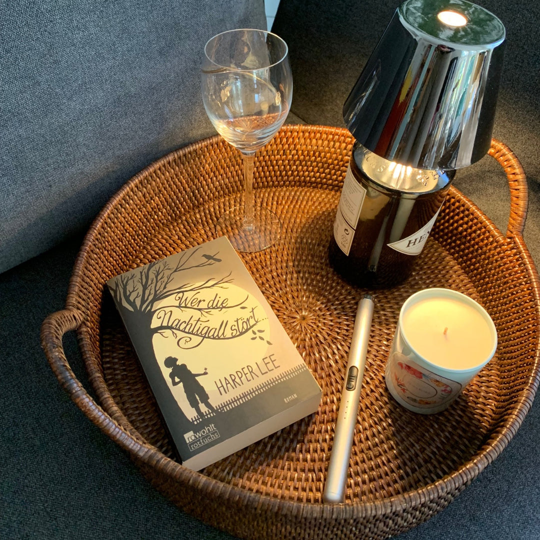 Fiolini Rattan Tablett Rund mit Henkel Dark Mokka dekoriert