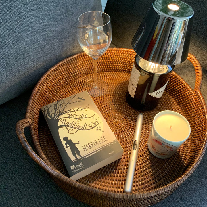 Fiolini Rattan Tablett Rund mit Henkel Dark Mokka dekoriert
