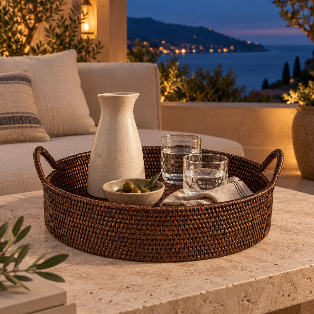 fiolini Rattan Tablett Rund mit Henkeln Dark Mokka auf einer Terrasse  mit Gläsern und Karaffe