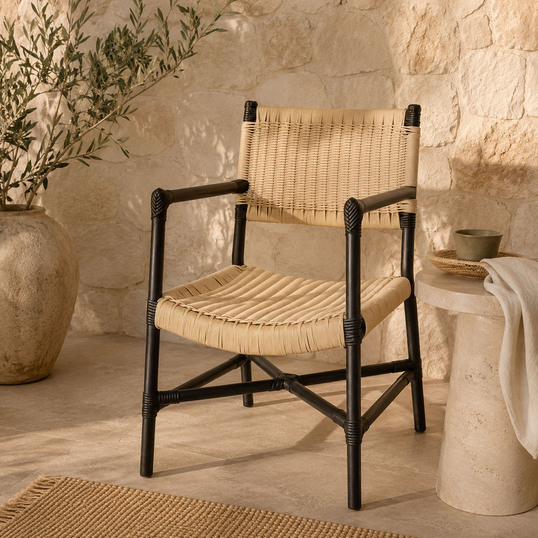Safari-Stuhl mit Polyrattan-Geflecht in einem Raum fiolini