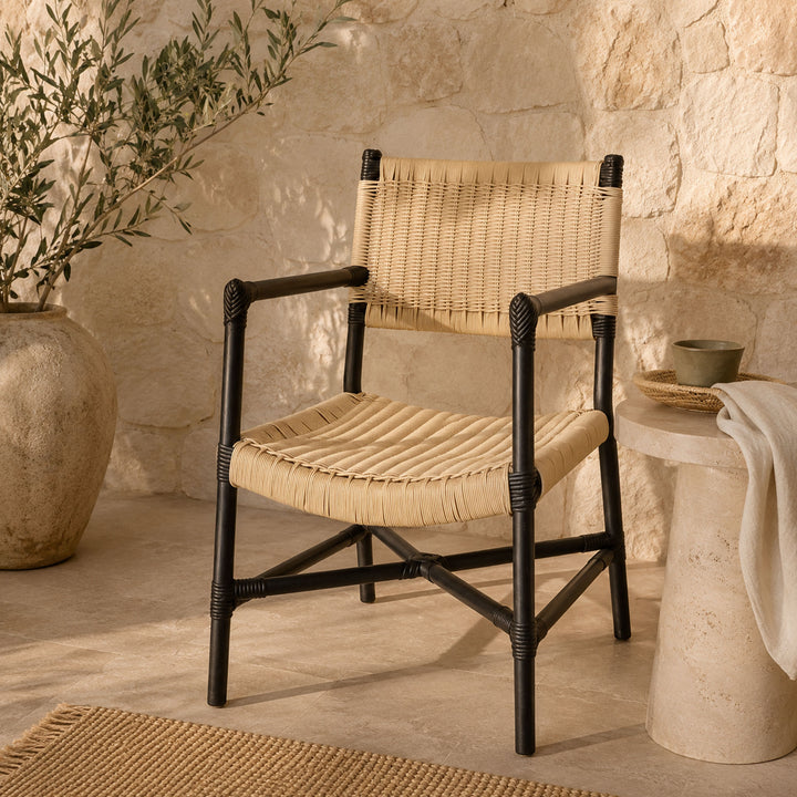 Safari-Stuhl mit Polyrattan-Geflecht in einem Raum fiolini