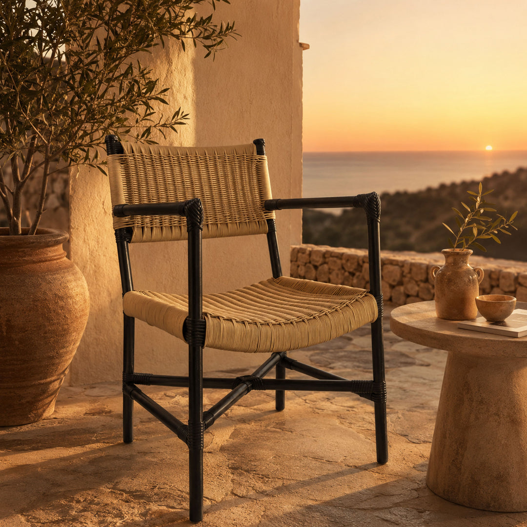 Safari-Stuhl mit Polyrattan-Geflecht fiolini auf einer Terrasse 
