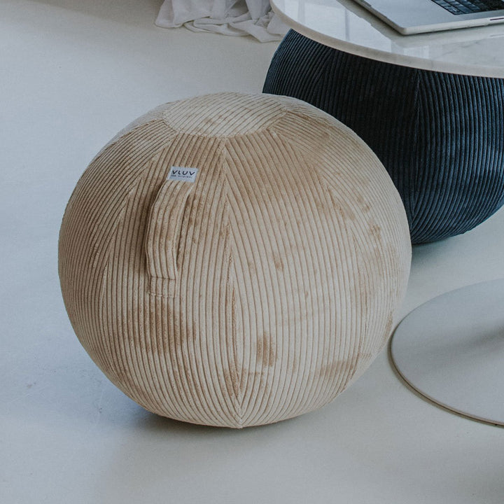 VLUV Sitzball BOL VLIP Beige mit Griff und Breitcordbezug am Tisch
