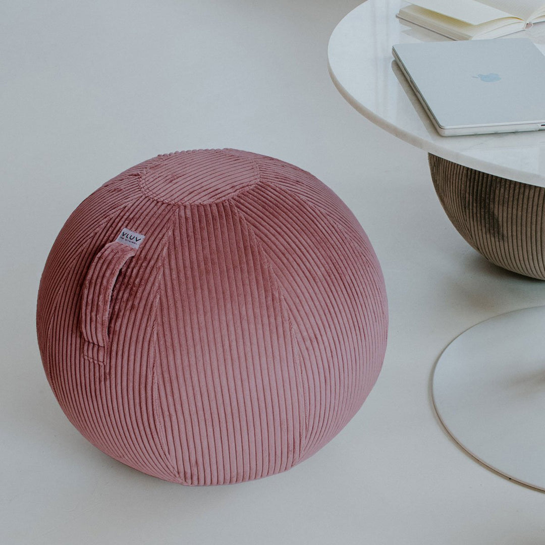 VLUV Sitzball BOL VLIP Rosewood mit Griff und Breitcordbezug am Tisch