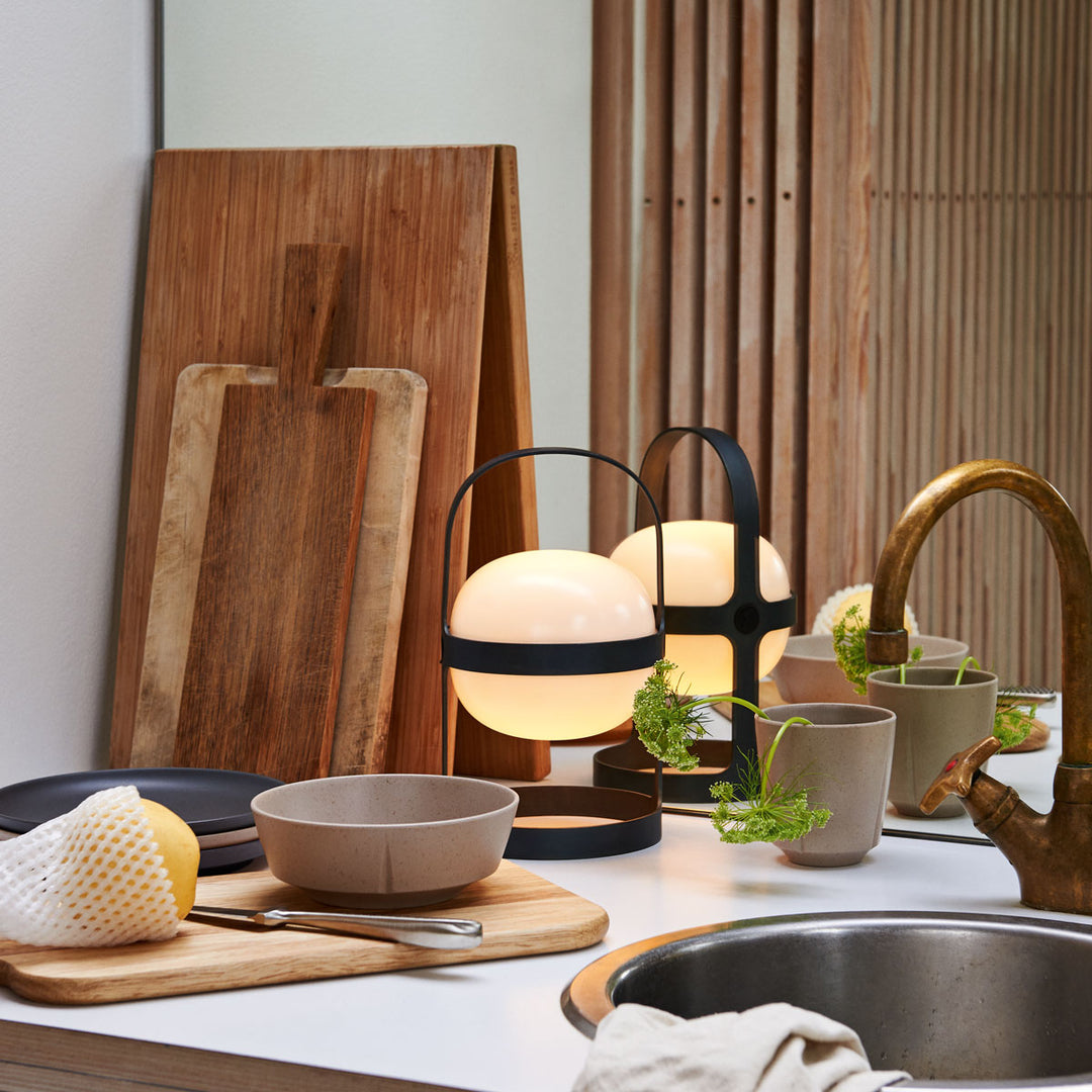 Rosendahl Soft Spot Solar Leuchte Schwarz beleuchtet auf gedecktem Tisch