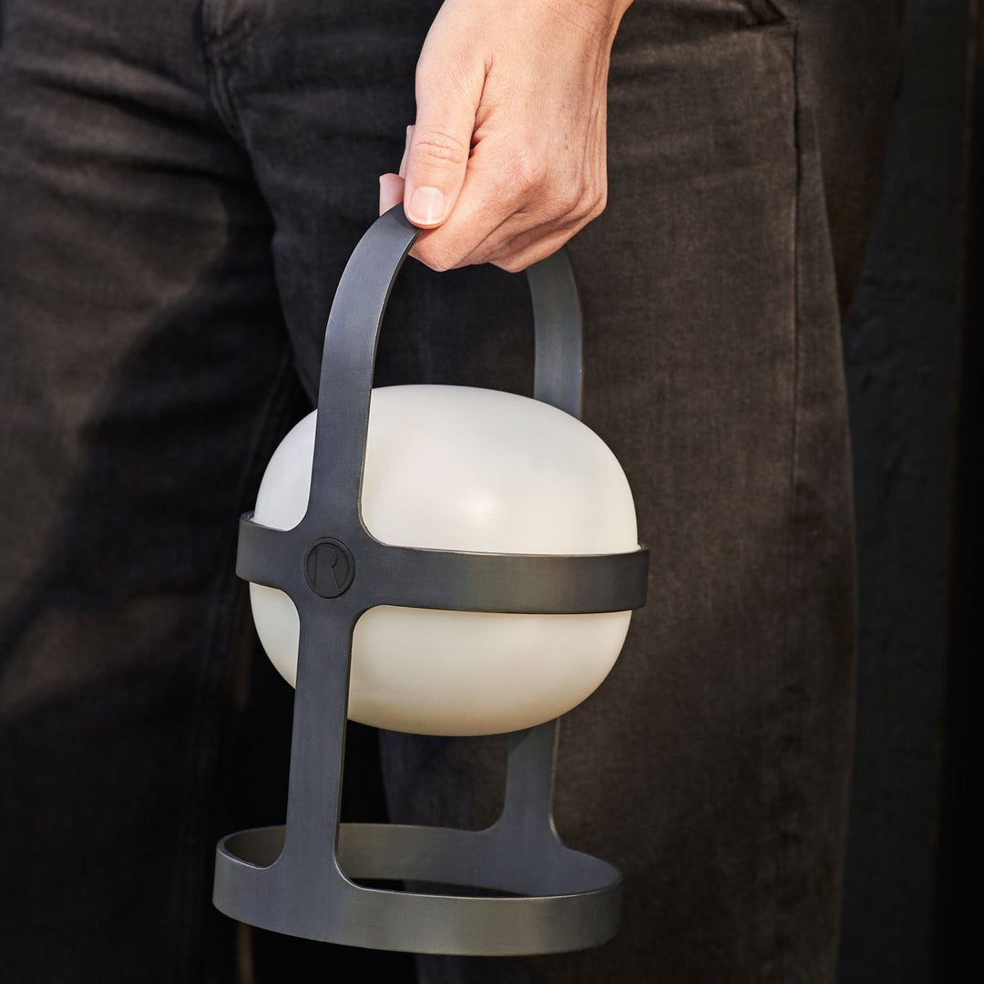 Rosendahl Soft Spot Solar Leuchte Schwarz wird in einer Hand getragen